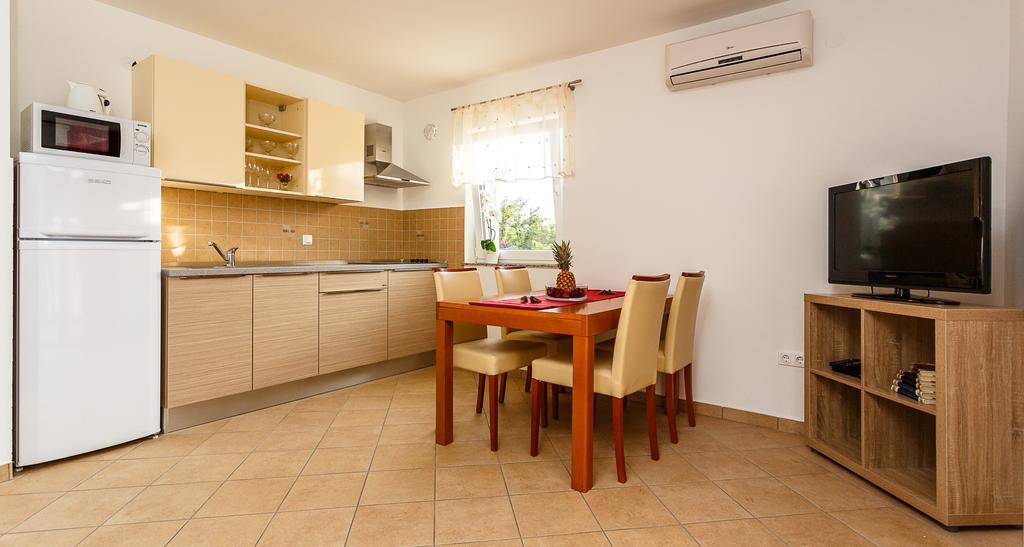 Apartments Mare & Mons Deluxe Malinska Exterior foto